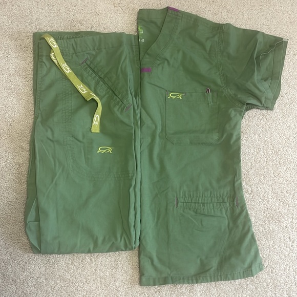 Green Scrub Set - Picture 2 of 5